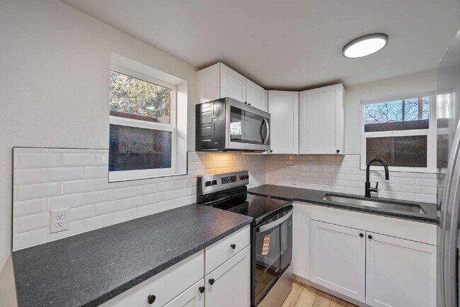 Foto del edificio - Completely Renovated Two Bedroom-One Bathroom Ready Now!