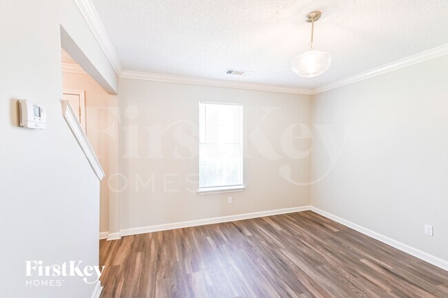 Foto del edificio - 8062 Ellis Rd