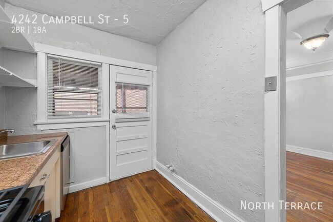 Foto del edificio - Charming 2BR in South Hyde Park – Where Hi...