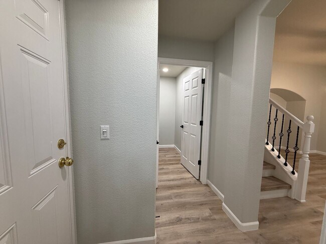 Foto del edificio - $500 MOVE-IN BONUS on a Lovely Laguna Poin...