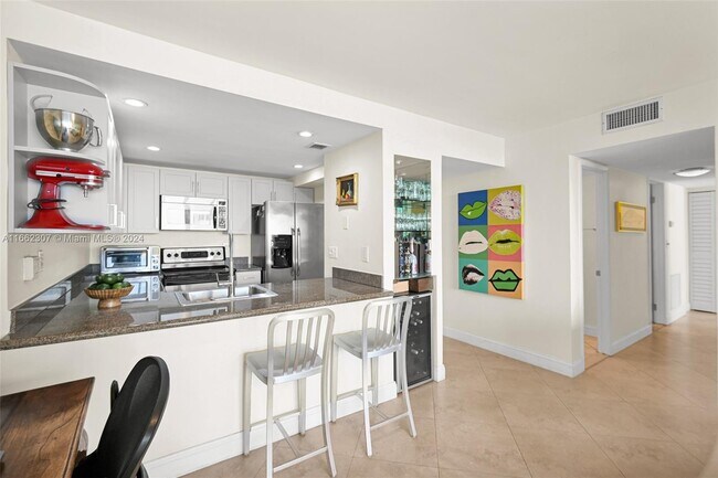Foto del edificio - 600 NE 36th St