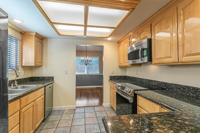 Building Photo - Lovely 3 Bedroom 2 Bath home on a quiet fa...