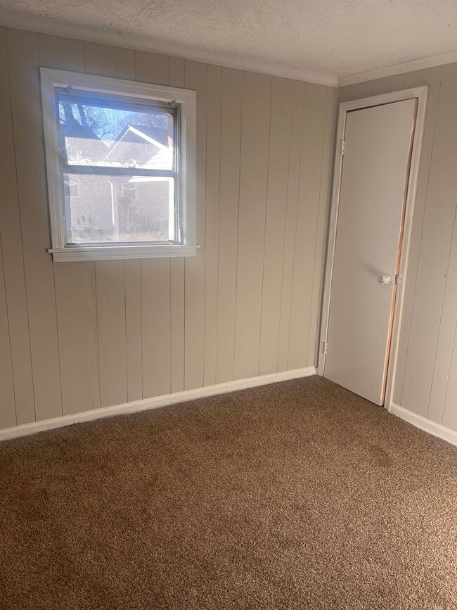 Building Photo - Three Bedroom One Bath