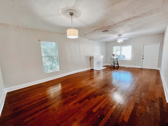 Building Photo - 3/2 Historic Home Available NOW!