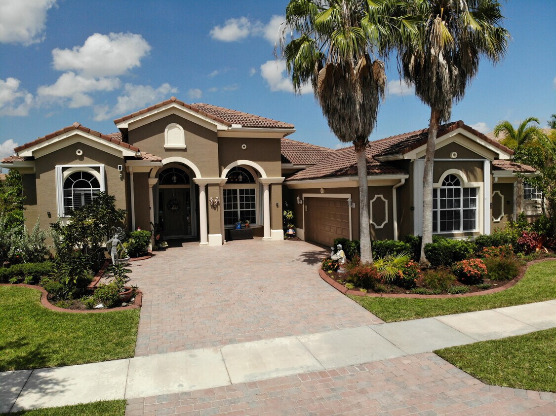 Primary Photo - 10421 SW Azzia Way