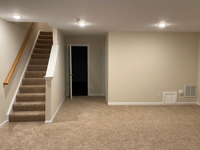 Foto del edificio - -- AVAILABLE MAY 8TH -- 3 BR / 3.5 BA End Unit Townhome, Available May 8th!