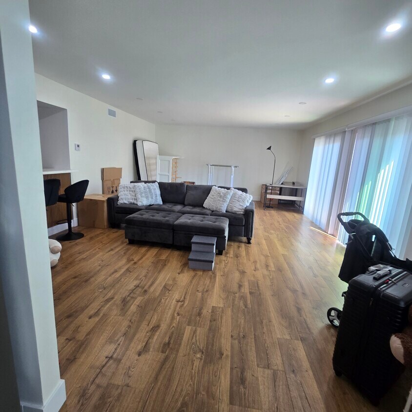 Foto principal - 916 S Sherbourne Dr