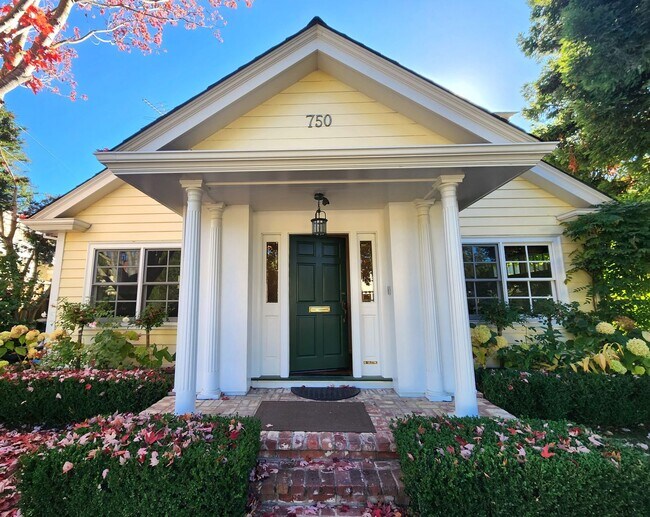 Foto del edificio - Charming Colonial Single Family Home Locat...