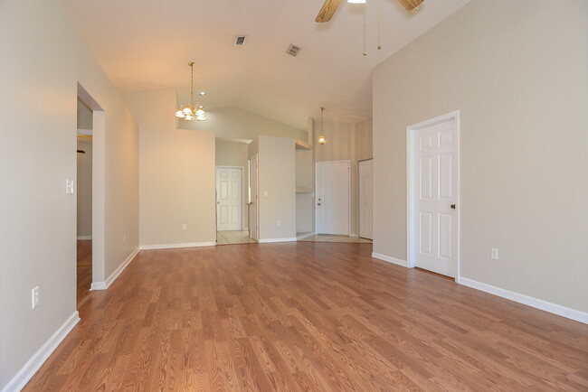 Building Photo - 535 Royal Ridge St