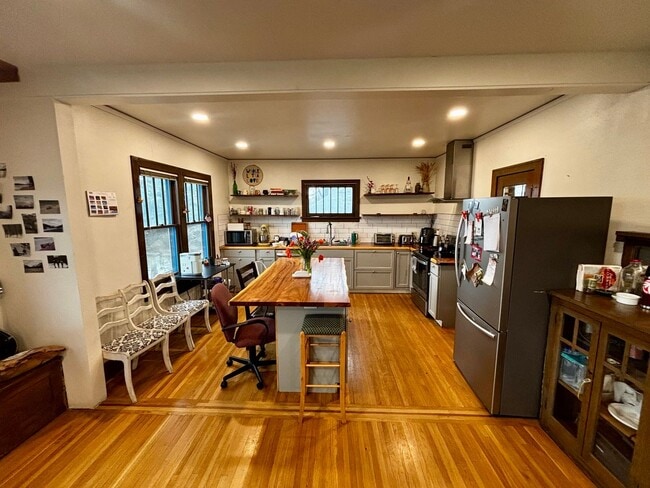 Building Photo - 202 E 7th St