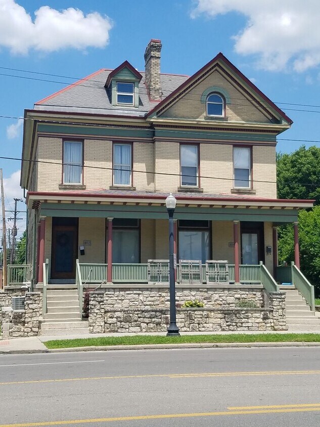 Primary Photo - 804 1/2 E Main St