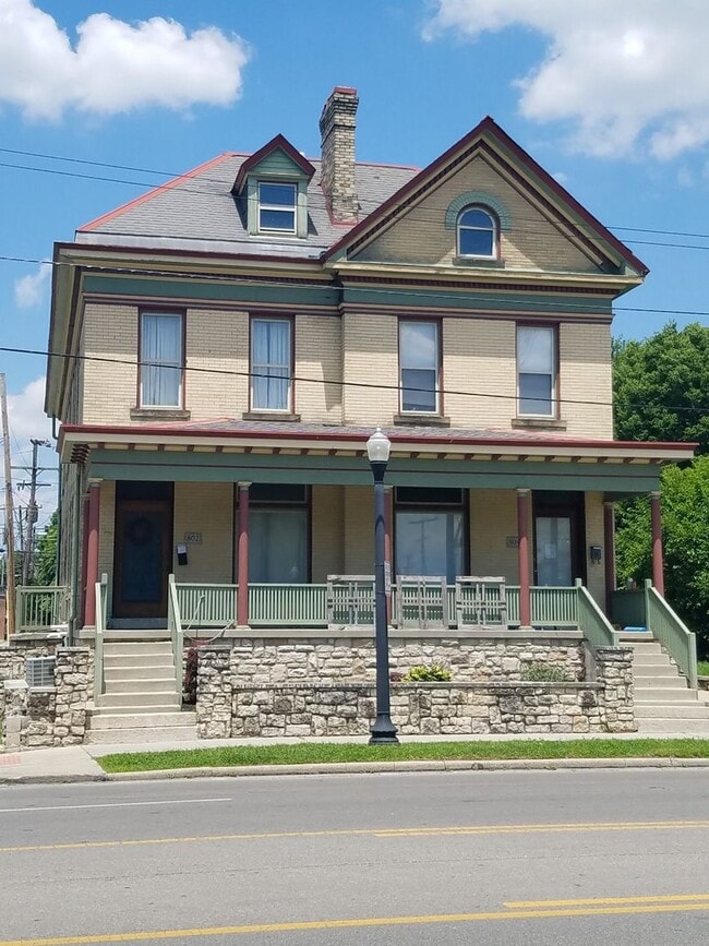 Building Photo - 804 1/2 E Main St
