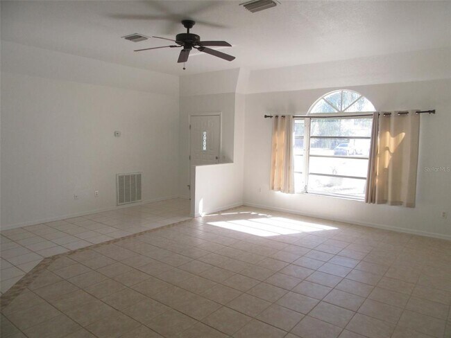 Foto del edificio - 23252 McQueeney Ave