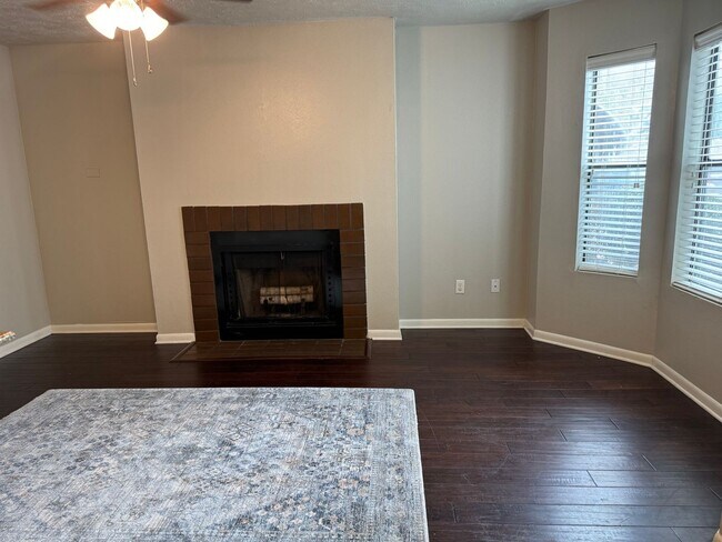 Building Photo - JULY 2025 PRE-LEASE Spacious 1 Bedroom 1 B...