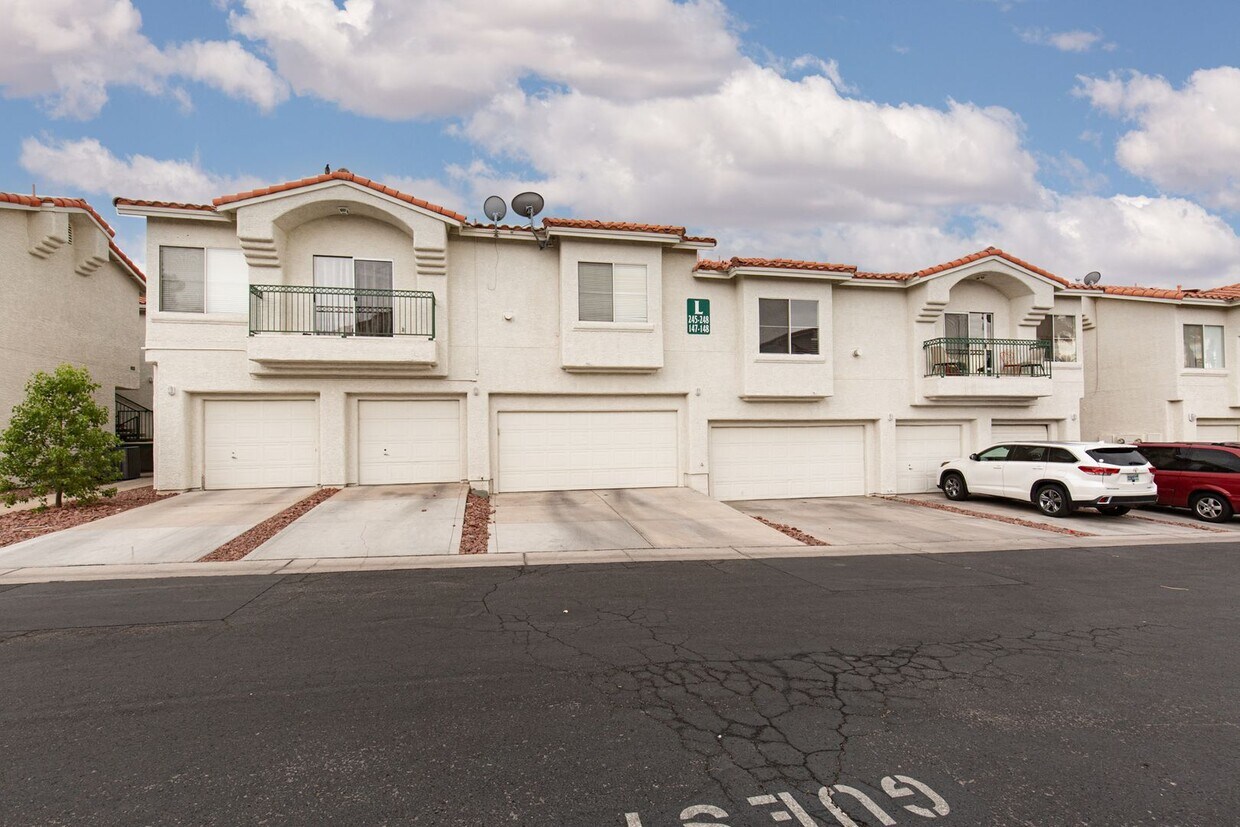 Foto principal - Two bedroom with two car garage in gated c...