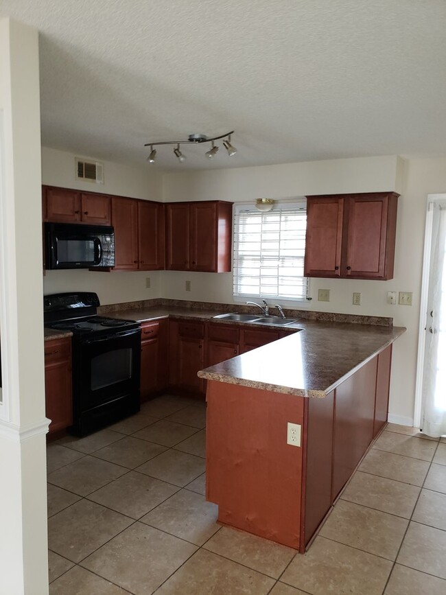 Building Photo - Spacious 2 bedroom, 2.5 bath townhome