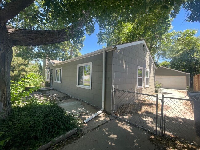 Foto del edificio - $0 DEPOSIT OPTION. CHARMING 3-BEDROOM HOME WITH LARGE YARD AND EASY ACCESS TO I-25 AND I-225