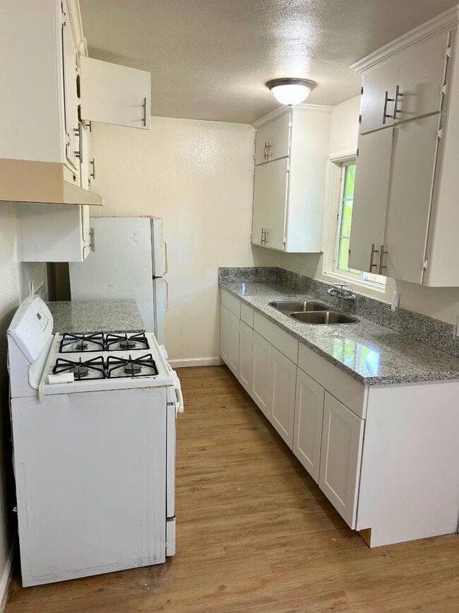 Foto del edificio - 3337 E Clinton Ave