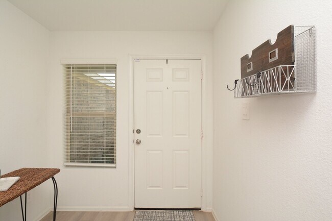 Foto del edificio - 379 Jewett Meadow Dr