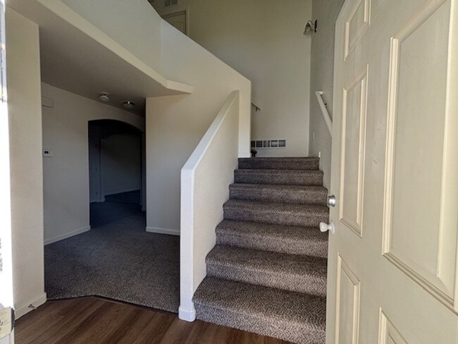 Building Photo - 3 Bedroom 2 1/2 Bath Townhouse in Saddle R...