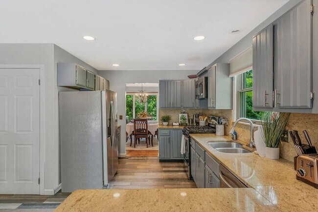 Building Photo - 5 Bay Woods Dr
