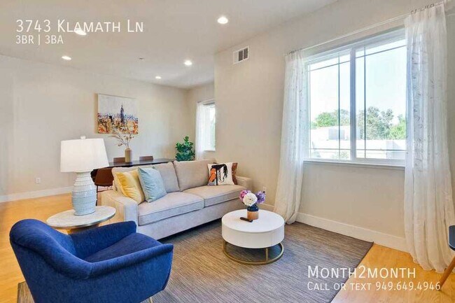 Building Photo - Compact Luxury Townhome on Klamath Ln
