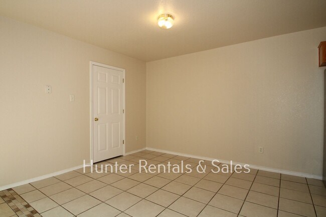 Building Photo - Spacious Three-Bedroom!