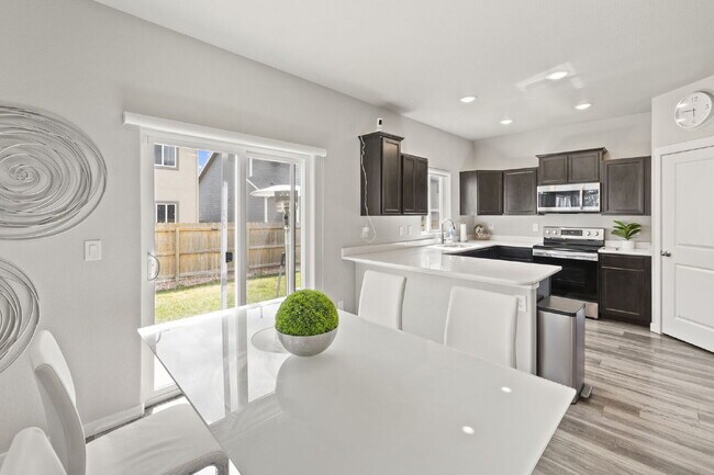Foto del edificio - Beautiful 2 story home with 3 bedrooms in desirable Lorson Ranch Community.