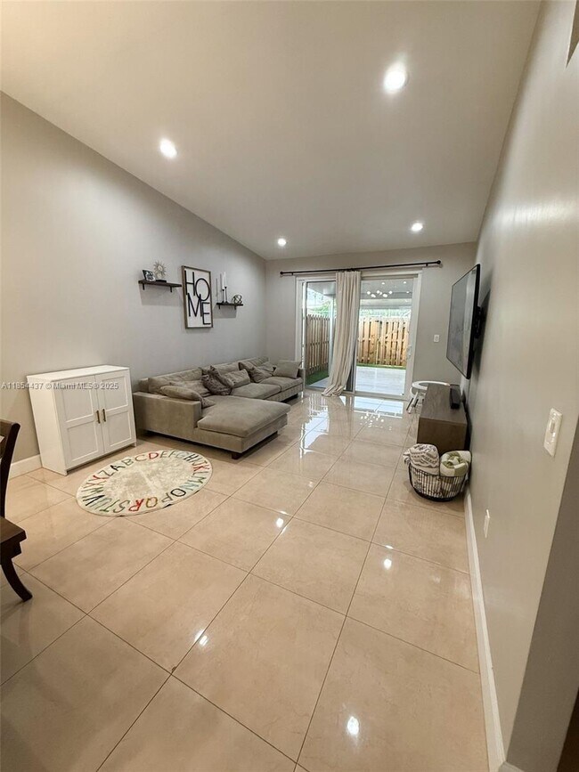 Foto del edificio - 19231 NW 67th Pl