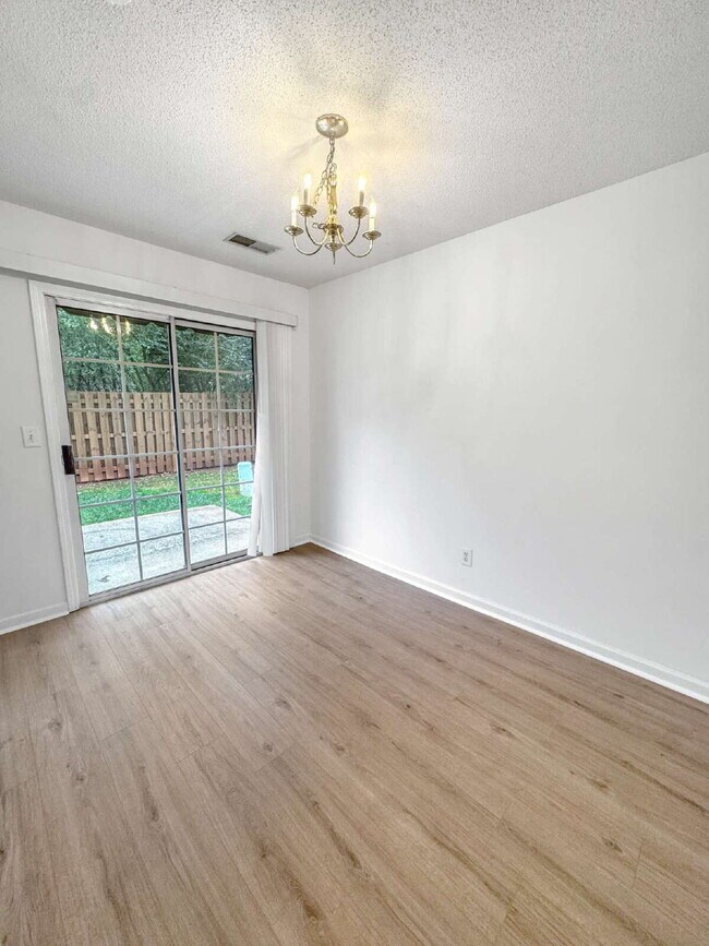 Foto del edificio - Beautiful End-Unit Townhome Available Immediately