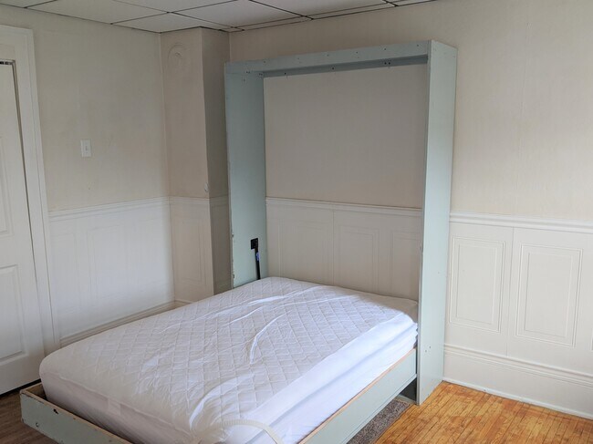 Full size Murphy bed - 633 3rd St