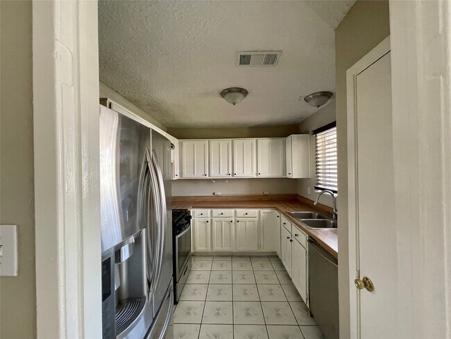 Building Photo - 2314 Spring Dusk Dr