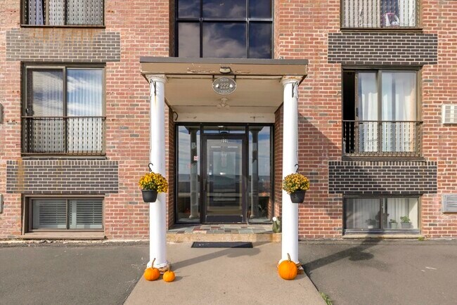 Building Photo - 222 Winthrop Shore Dr