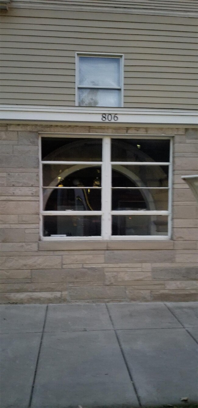 Building Photo - 806 Maple Ave