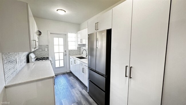 Building Photo - 1 br, 1 bath Condo - 8630 Byron Ave Apt 2 ...