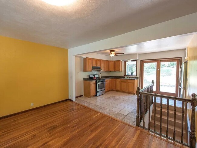 Building Photo - 2536 E 8th St