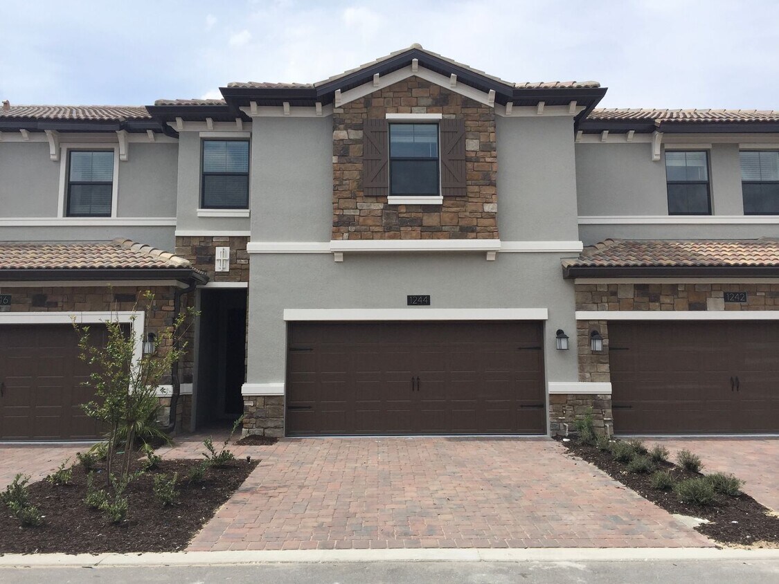 Primary Photo - 4 Bedroom 3.5 Bath Townhome in The Vistas ...