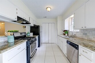 Building Photo - 950 Grand Jct Dr