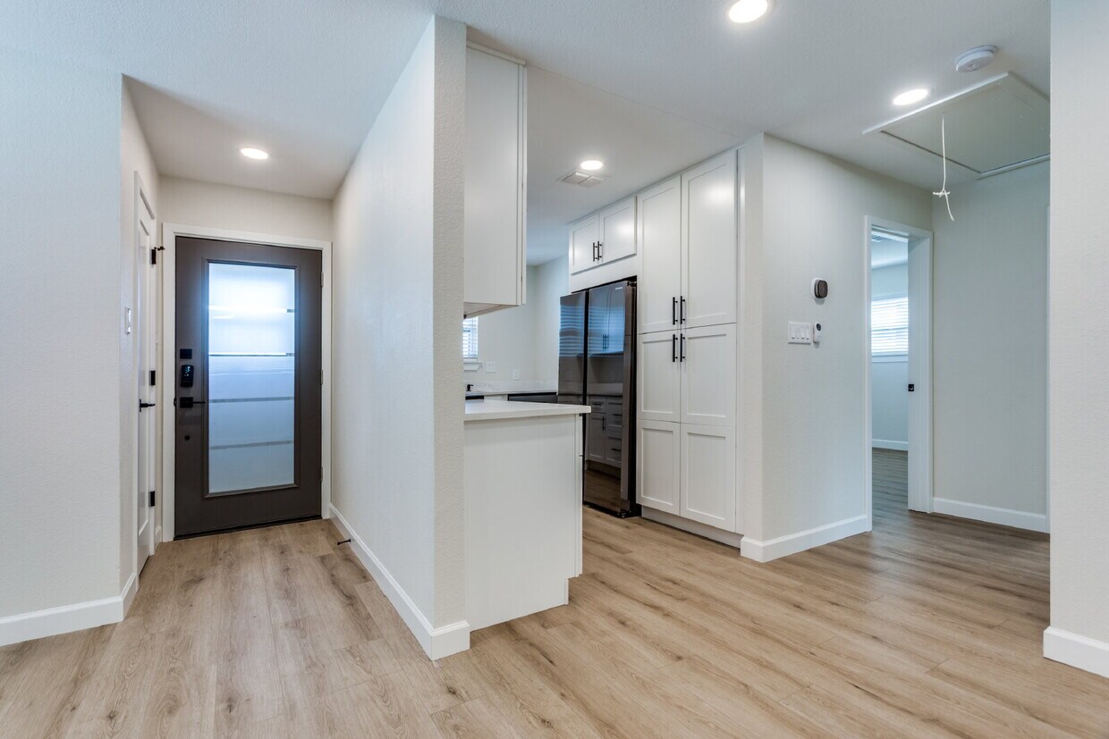 Primary Photo - Great 2 bedroom upstairs unit - Available ...