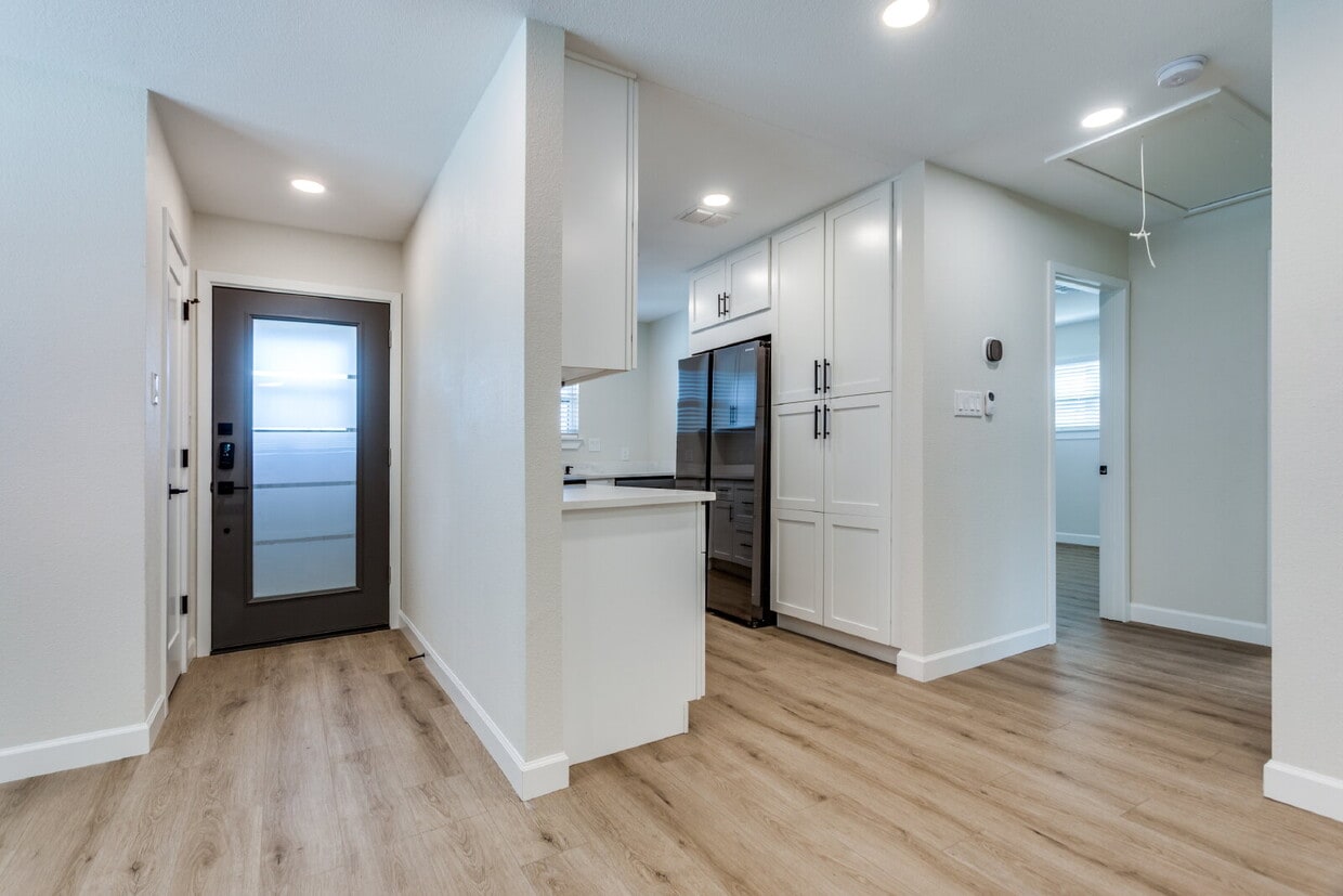 Great 2 bedroom upstairs unit - Available Summer 2026 - Great 2 bedroom upstairs unit - Available Summer 2026