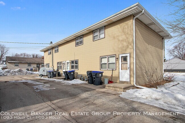 Building Photo - Neenah Townhouse!