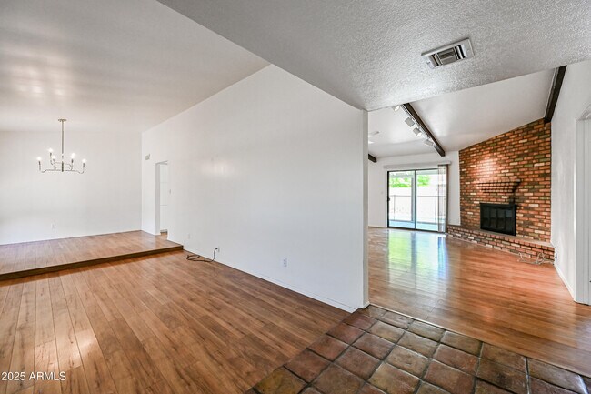 Building Photo - 1218 E Vinedo Ln
