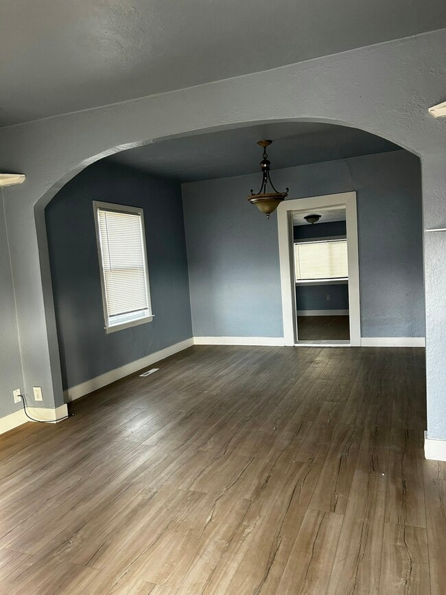 Building Photo - 400 S Raleigh St