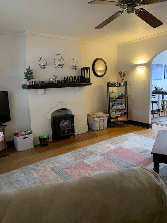 Building Photo - 3322 Parkview Ave