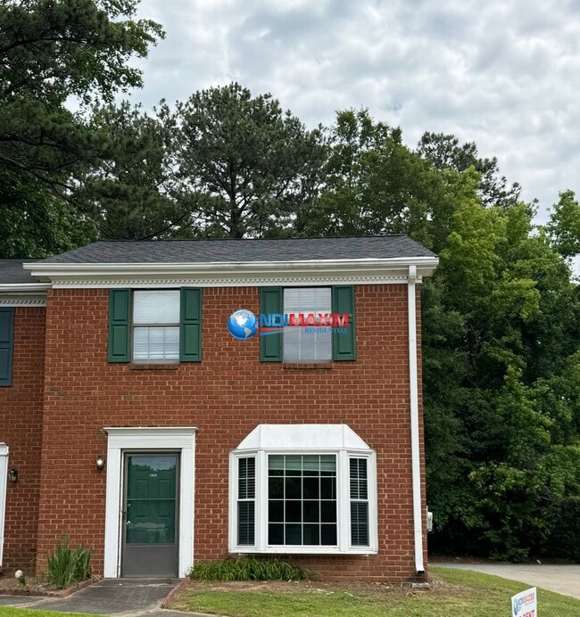 Building Photo - Nice townhouse on the SAME street as GSMST...