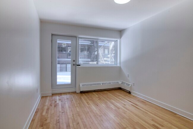 Building Photo - 4570 Chem. Queen Mary