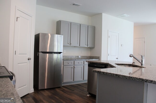 Building Photo - 9220 Golfview Cir