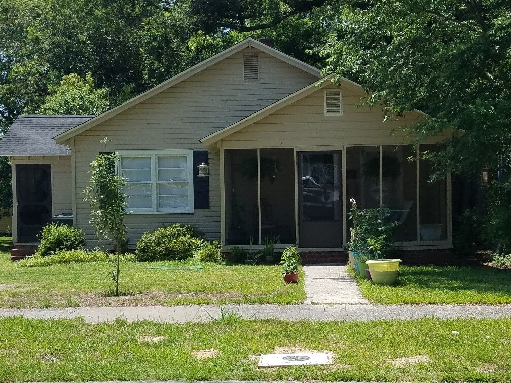 Primary Photo - 1031 College Ave