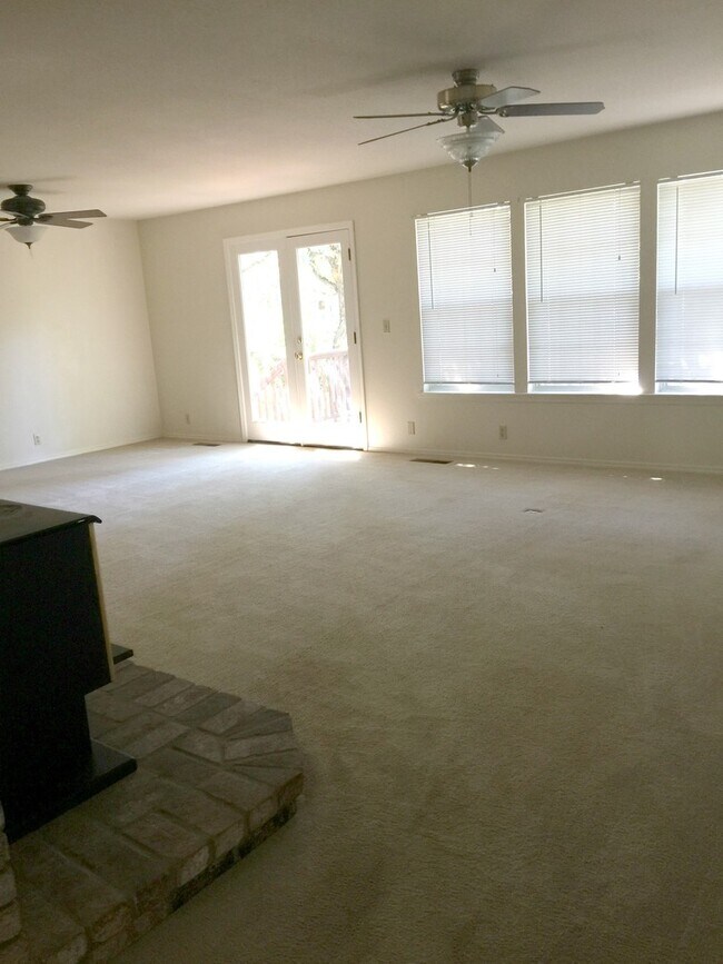 Foto del edificio - Spacious 3-Bedroom Home with Greenbelt Views & Landscaping Included