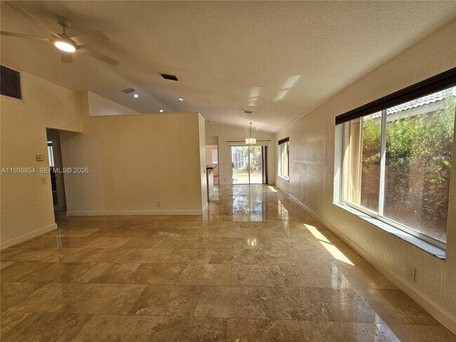 Foto del edificio - 4279 Greenbriar Ln